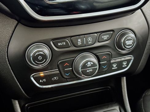 Used 2021 Jeep Cherokee Limited image 18