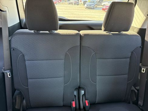 Used 2021 GMC Acadia SLE image 18