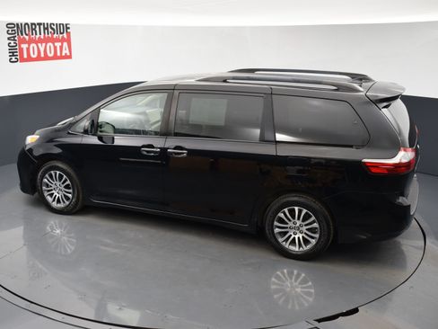 Used 2020 Toyota Sienna XLE image 25