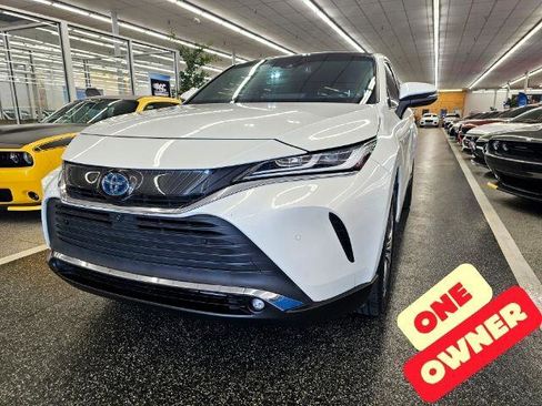 Used 2022 Toyota Venza LE image 1