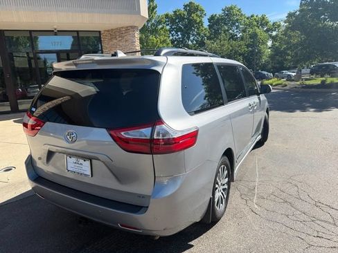 Used 2018 Toyota Sienna XLE w/ XLE Navigation Package FWD image 7