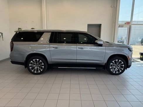 Used 2025 Chevrolet Suburban High Country AWD/4WD image 33