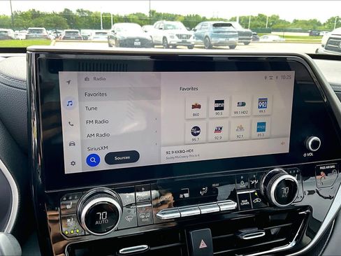 Used 2024 Toyota Highlander Limited image 30