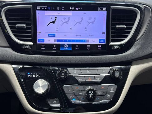 Used 2022 Chrysler Pacifica Touring-L FWD image 16
