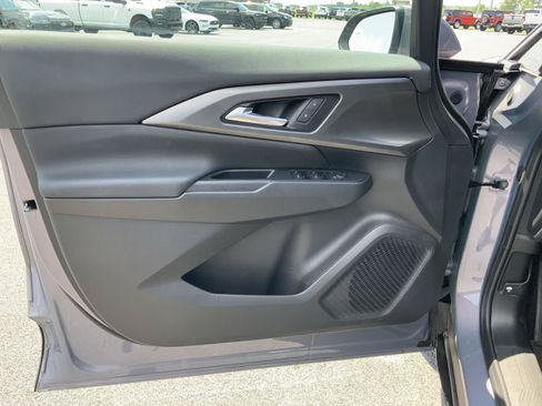 Used 2025 Chevrolet Equinox EV LT w/ LPO, All-Weather Mat Package FWD image 18