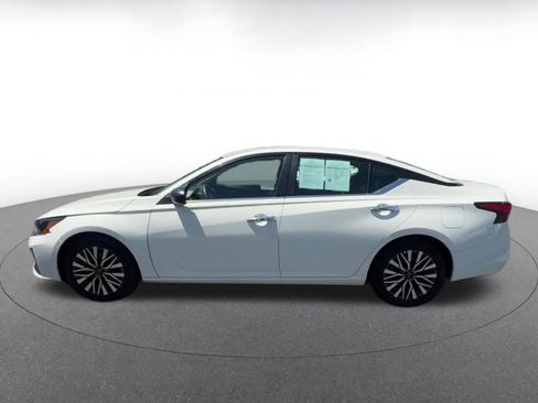 Used 2025 Nissan Altima 2.5 SV FWD image 9