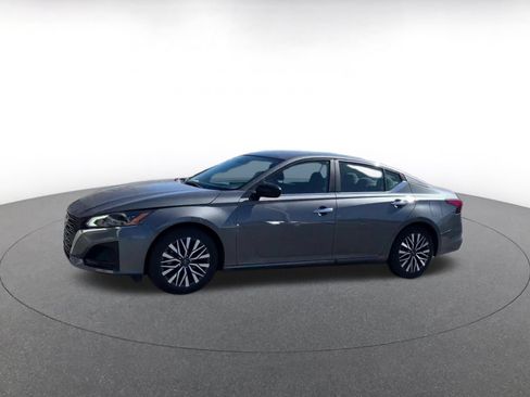 Used 2025 Nissan Altima 2.5 SV FWD image 8