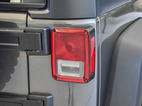 Used 2018 Jeep Wrangler Unlimited Rubicon w/ Connectivity Group image 7