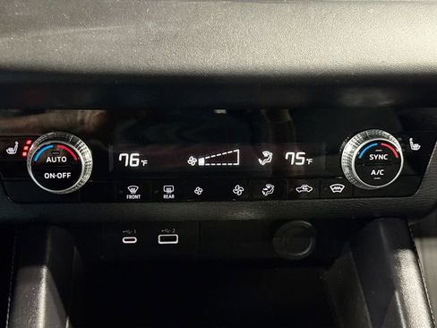 Used 2023 Mitsubishi Outlander SE image 16