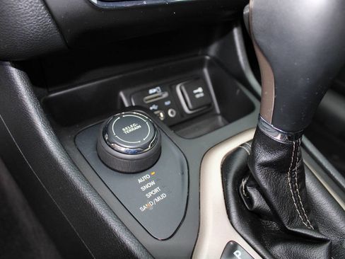 Used 2016 Jeep Cherokee High Altitude AWD/4WD image 17