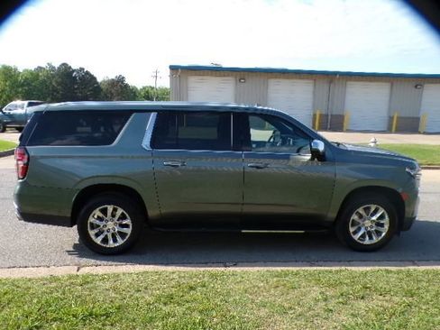 Used 2023 Chevrolet Suburban Premier RWD image 3