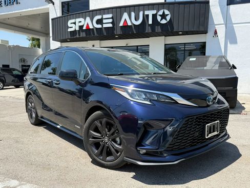 Used 2021 Toyota Sienna XSE FWD image 1