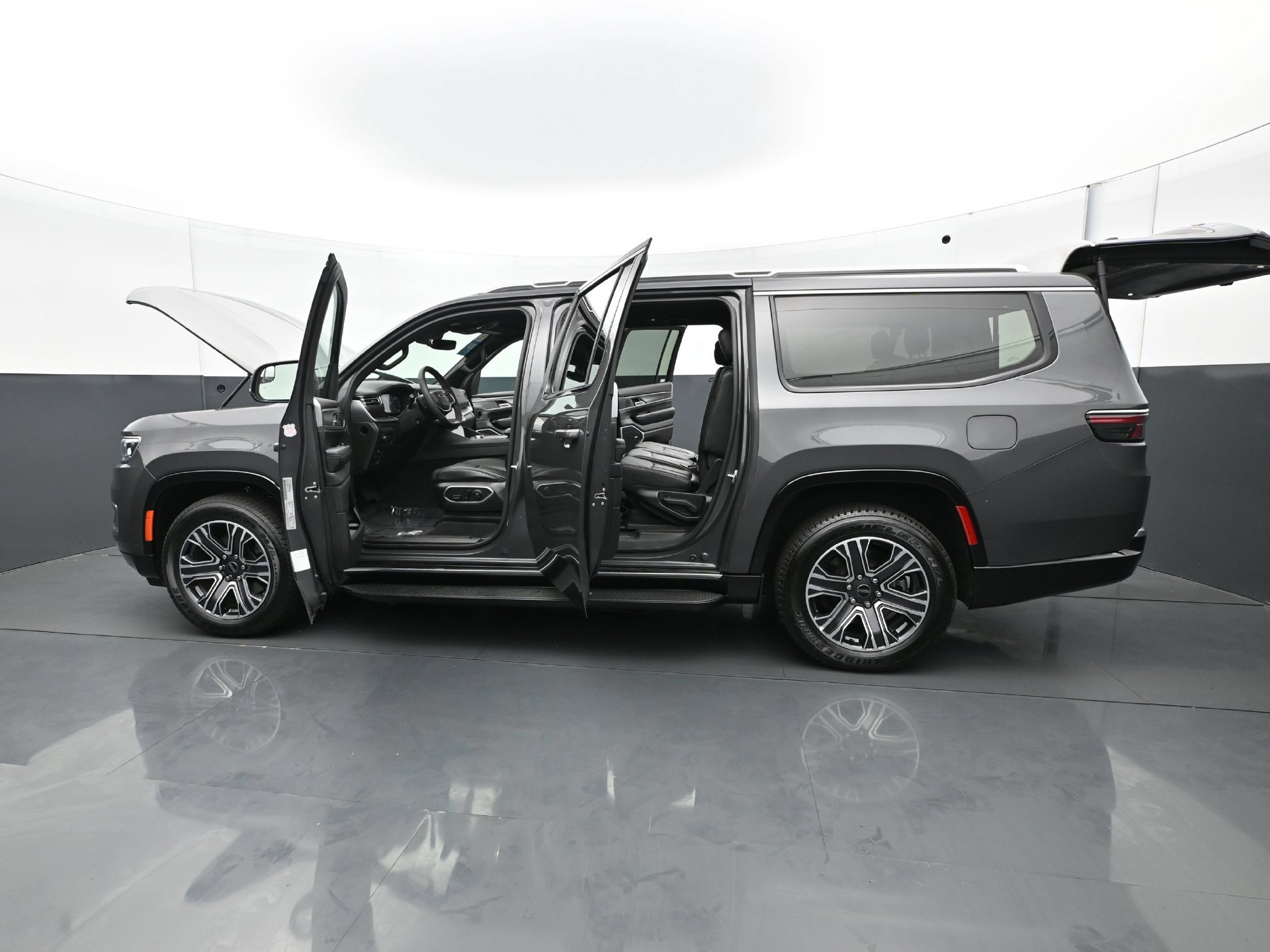 Used 2025 Jeep Wagoneer L Series II w/ 8-pass Seating Package AWD/4WD image 35