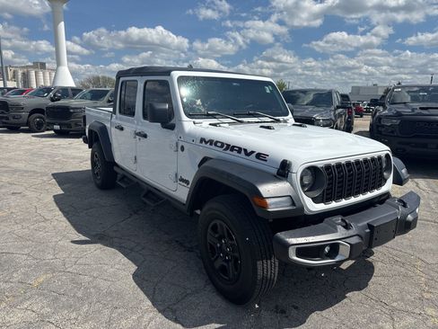 Used 2025 Jeep Gladiator Sport AWD/4WD image 4