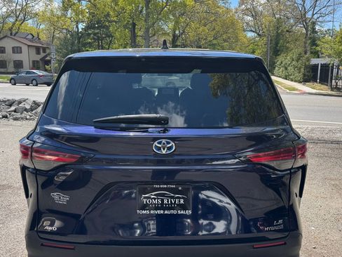 Used 2022 Toyota Sienna LE AWD/4WD image 4