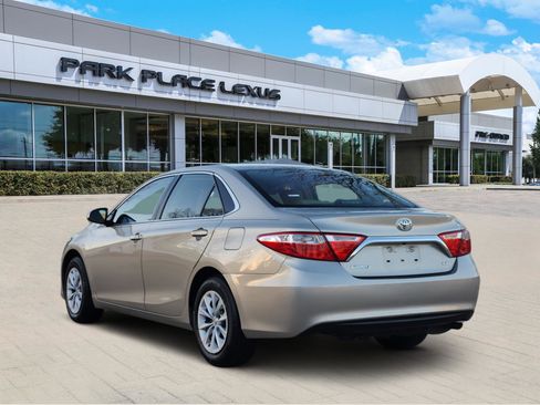 Used 2015 Toyota Camry LE image 4