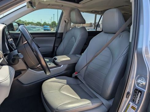 Used 2020 Toyota Highlander XLE FWD image 24