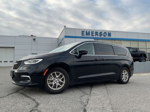 Used 2024 Chrysler Pacifica Touring-L image 1