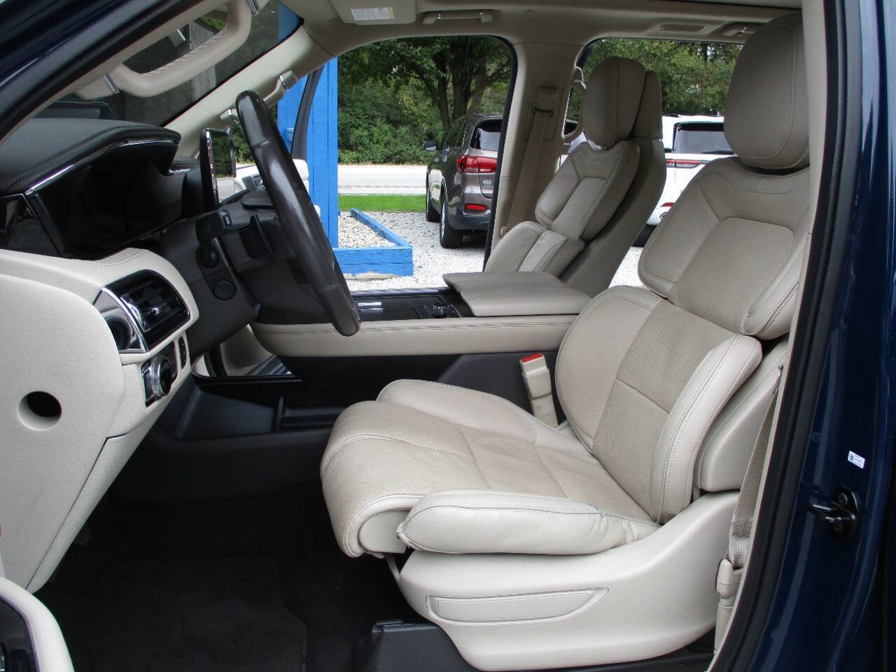 Used 2018 Lincoln Navigator Reserve w/ Technology Package AWD/4WD image 26