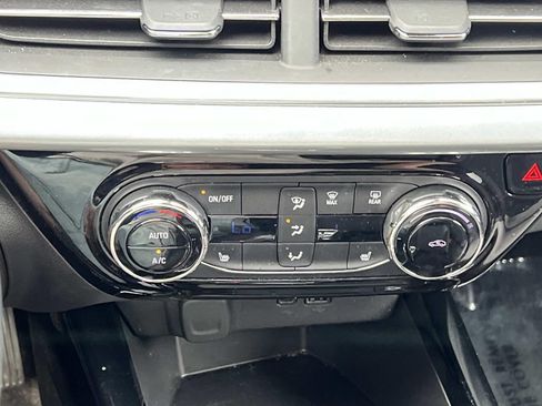 Used 2024 Chevrolet Trax LT w/ Driver Confidence Package FWD image 19