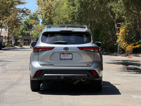 Used 2022 Toyota Highlander XLE FWD image 4