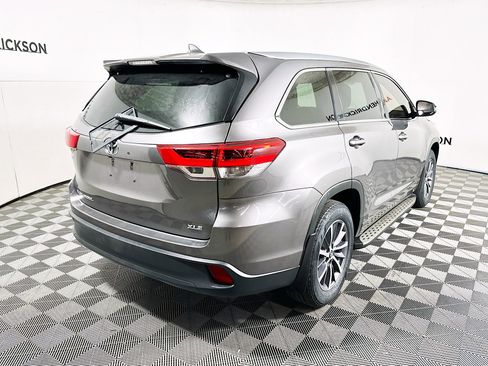 Used 2017 Toyota Highlander XLE image 3