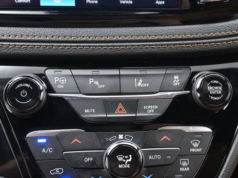 Used 2023 Chrysler Pacifica Pinnacle FWD image 25