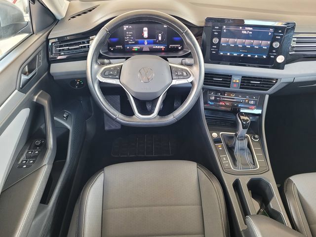 Used 2025 Volkswagen Jetta SE FWD image 16
