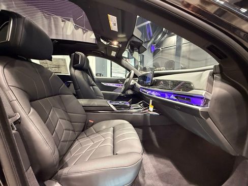 Used 2025 BMW i7 xDrive60 w/ Premium Package image 27