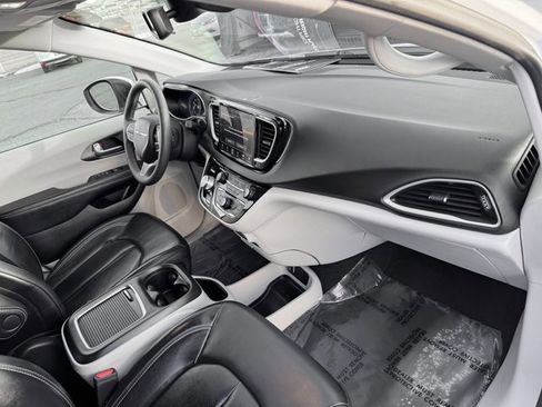 Used 2023 Chrysler Pacifica Touring-L image 22