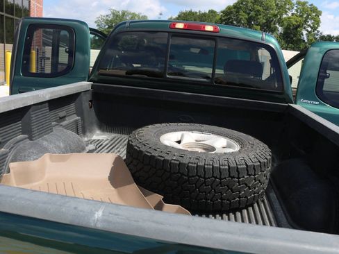 Used 2001 Toyota Tundra Limited w/ Off-Road Pkg AWD/4WD image 36