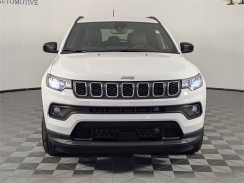 Used 2024 Jeep Compass Latitude image 3