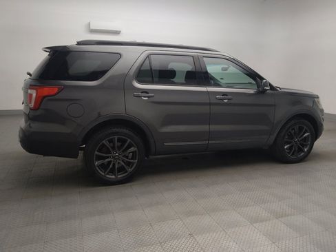 Used 2017 Ford Explorer XLT w/ Equipment Group 202A AWD/4WD image 10