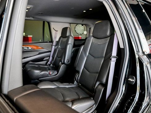 Used 2017 Cadillac Escalade Luxury AWD/4WD image 19