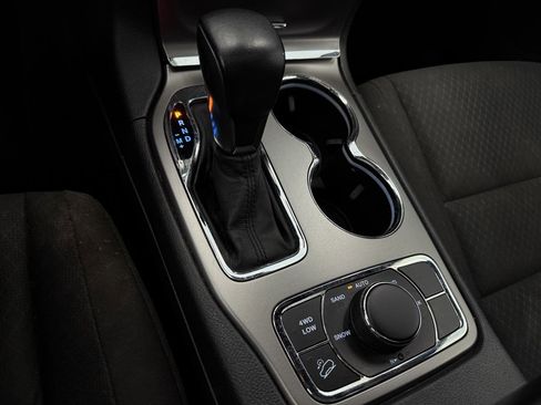 Used 2019 Jeep Grand Cherokee Laredo image 53