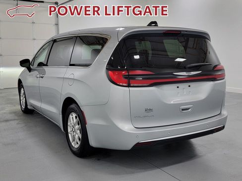 Used 2023 Chrysler Pacifica Touring-L FWD image 6