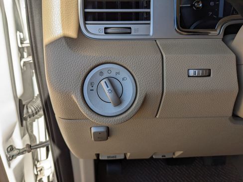 Used 2010 Lincoln Navigator Base image 15