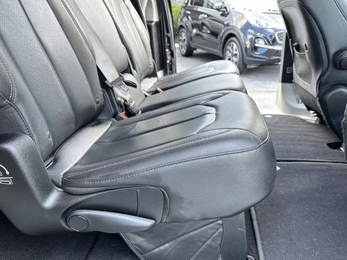 Used 2019 Chrysler Pacifica Touring-L FWD image 40