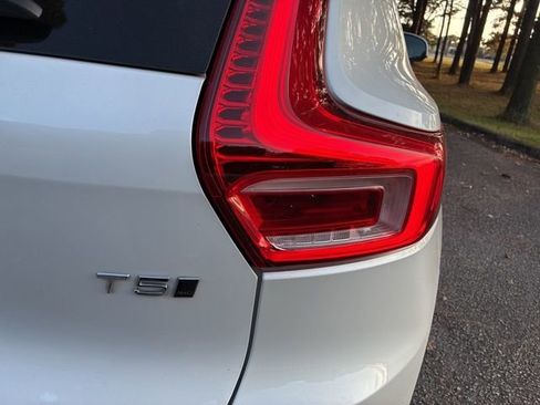 Used 2022 Volvo XC40 T5 Momentum w/ Premium Package image 14