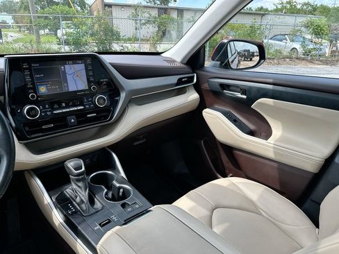 Used 2022 Toyota Highlander XLE FWD image 20