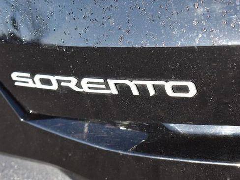 Used 2025 Kia Sorento S image 12