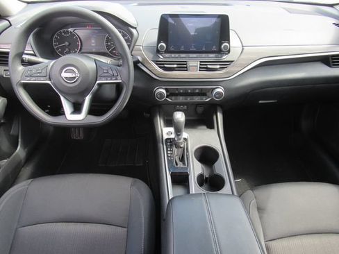 Used 2025 Nissan Altima 2.5 SV FWD image 15
