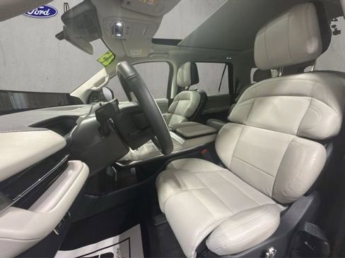 Used 2025 Lincoln Navigator Reserve image 12