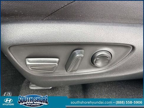 Used 2023 Toyota Venza LE image 19