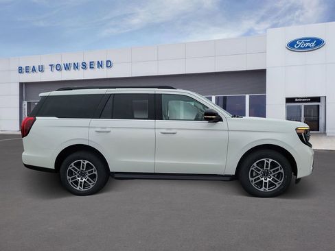 New 2025 Ford Expedition Active image 3