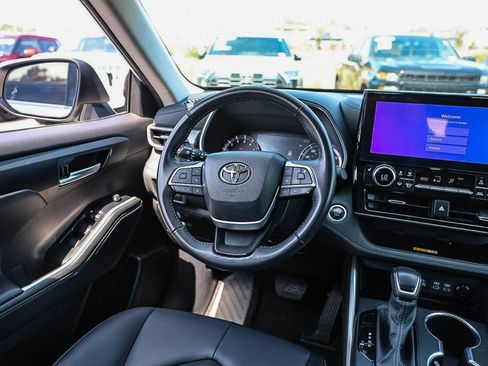 Certified 2025 Toyota Highlander XLE FWD image 4