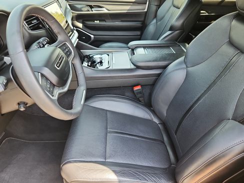 Used 2024 Jeep Wagoneer L Series II w/ Flexible Seating Group AWD/4WD image 9
