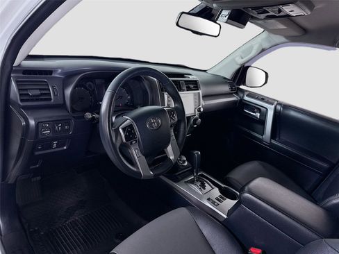 Used 2020 Toyota 4Runner SR5 Premium image 3