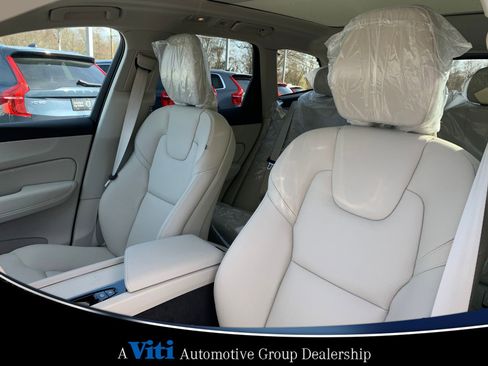 Used 2025 Volvo XC60 B5 Core w/ Climate Package image 12