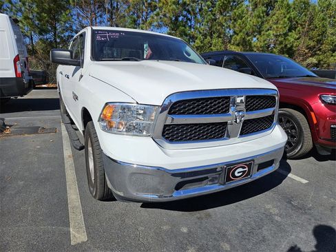 Used 2018 RAM 1500 Classic SLT image 4